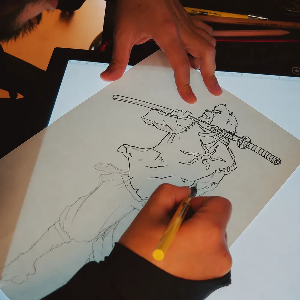 代表が自ら絵を描く様子